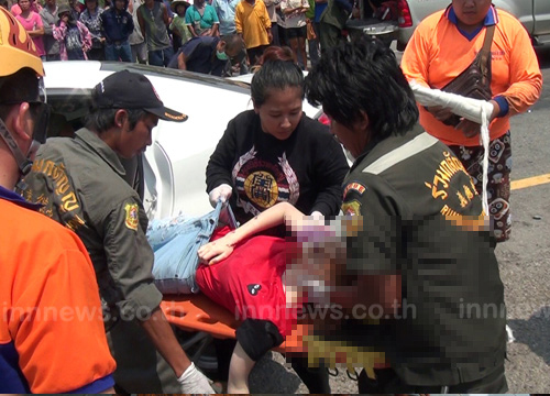 ว่าที่เจ้าสาวขับรถไปแจกการ์ดแต่งงาน เกิดเสียหลักประสานงารถกระบะกลางทาง ว่าที่เจ้าสาวขับรถไปแจกการ์ดแต่งงาน เกิดเสียหลักประสานงารถกระบะกลางทาง