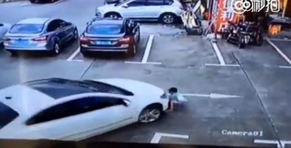 ขับรถเหยียบเด็ก ขับรถเหยียบเด็ก