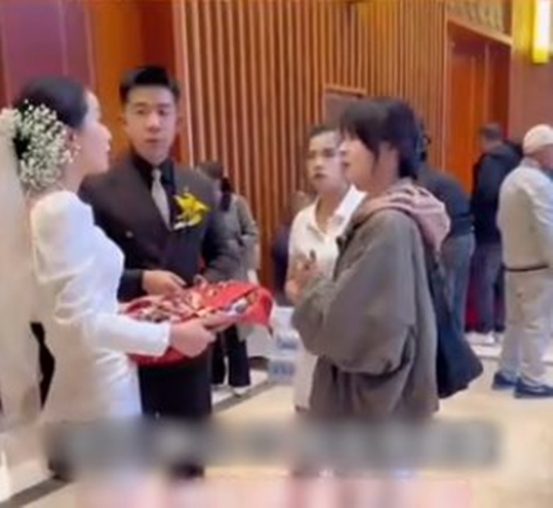 สาวไม่ได้รับเชิญ ไปงานแต่งงานกว่า 100 ครั้ง สาวไม่ได้รับเชิญ ไปงานแต่งงานกว่า 100 ครั้ง