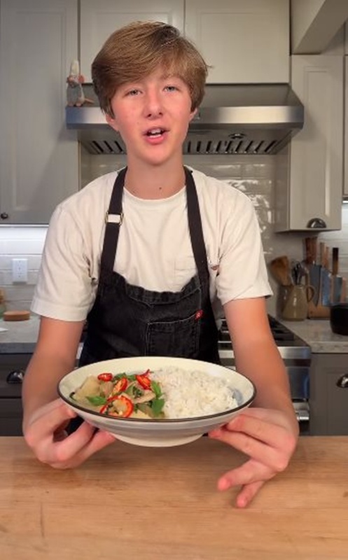 เด็กฝรั่งทำแกงเขียวหวานสูตรไทย เด็กฝรั่งทำแกงเขียวหวานสูตรไทย