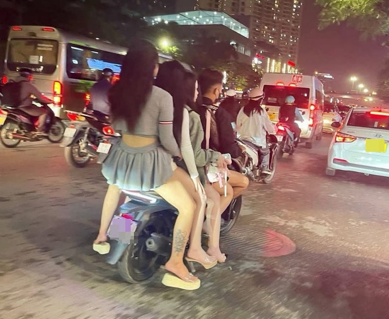 ภาพไวรัล มอเตอร์ไซค์ซ้อน 5 สุดฮอต ภาพไวรัล มอเตอร์ไซค์ซ้อน 5 สุดฮอต