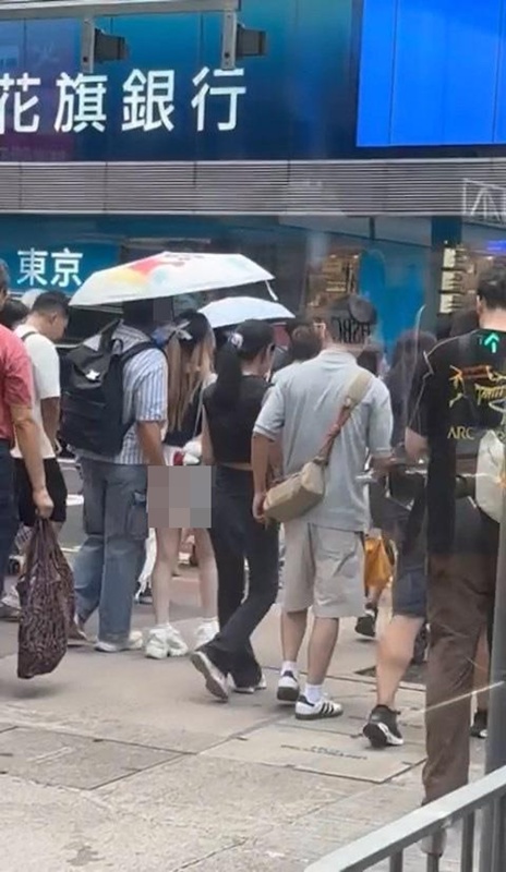 หนุ่มเดินล้วงกระโปรงสาวกลางถนน หนุ่มเดินล้วงกระโปรงสาวกลางถนน