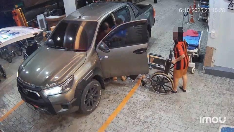 รถกระบะขวางรถพยาบาล รถกระบะขวางรถพยาบาล