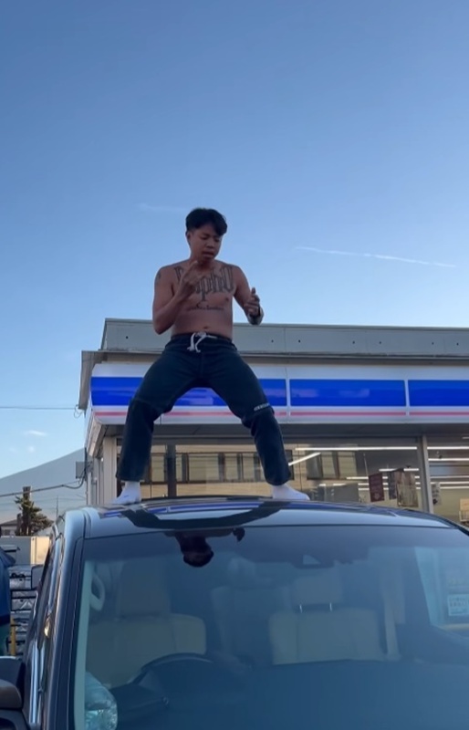 แจ็กแปปโฮ พาลูกยื่นหัวซันรูฟบนทางด่วนญี่ปุ่น แจ็กแปปโฮ พาลูกยื่นหัวซันรูฟบนทางด่วนญี่ปุ่น