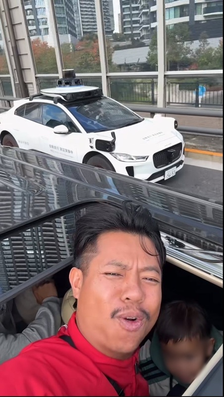 แจ็กแปปโฮ พาลูกยื่นหัวซันรูฟบนทางด่วนญี่ปุ่น แจ็กแปปโฮ พาลูกยื่นหัวซันรูฟบนทางด่วนญี่ปุ่น