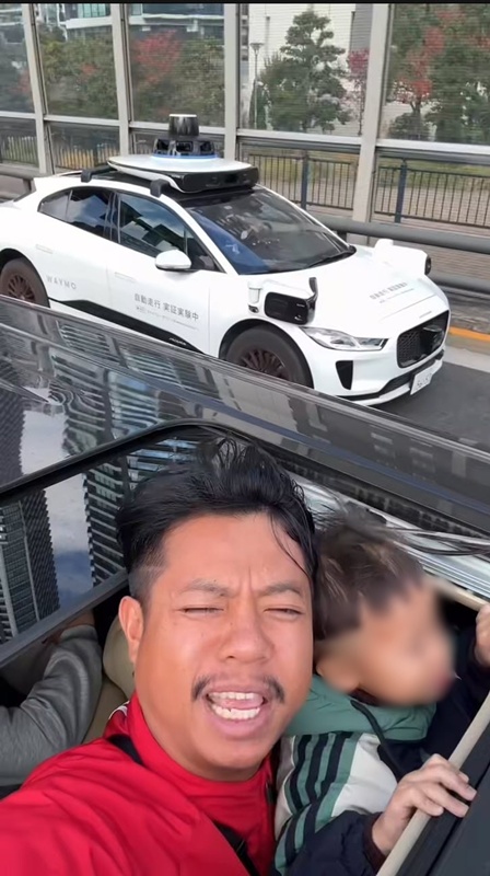 แจ็กแปปโฮ พาลูกยื่นหัวซันรูฟบนทางด่วนญี่ปุ่น แจ็กแปปโฮ พาลูกยื่นหัวซันรูฟบนทางด่วนญี่ปุ่น