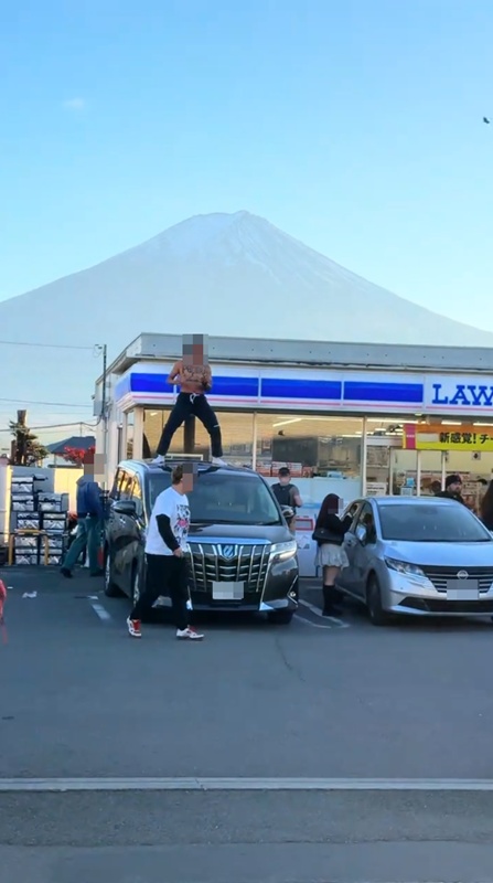 อินฟลูดัง เที่ยวญี่ปุ่น เต้นบนหลังคารถที่ฟูจิ คนสวดยับ อินฟลูดัง เที่ยวญี่ปุ่น เต้นบนหลังคารถที่ฟูจิ คนสวดยับ