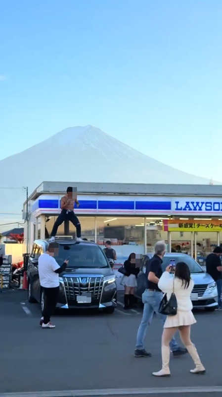 อินฟลูดัง เที่ยวญี่ปุ่น เต้นบนหลังคารถที่ฟูจิ คนสวดยับ อินฟลูดัง เที่ยวญี่ปุ่น เต้นบนหลังคารถที่ฟูจิ คนสวดยับ