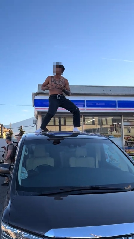 อินฟลูดัง เที่ยวญี่ปุ่น เต้นบนหลังคารถที่ฟูจิ คนสวดยับ อินฟลูดัง เที่ยวญี่ปุ่น เต้นบนหลังคารถที่ฟูจิ คนสวดยับ