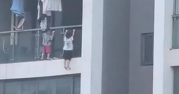 เด็กปีนระเบียง เด็กปีนระเบียง