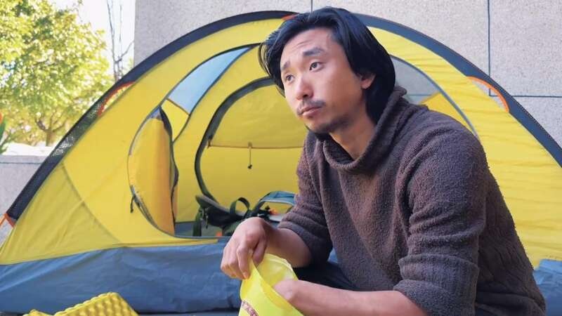 หนุ่ม ป.โท ตัดขาดพ่อแม่เศรษฐี เผยเหตุผลผันเป็นคนเร่ร่อน หนุ่ม ป.โท ตัดขาดพ่อแม่เศรษฐี เผยเหตุผลผันเป็นคนเร่ร่อน