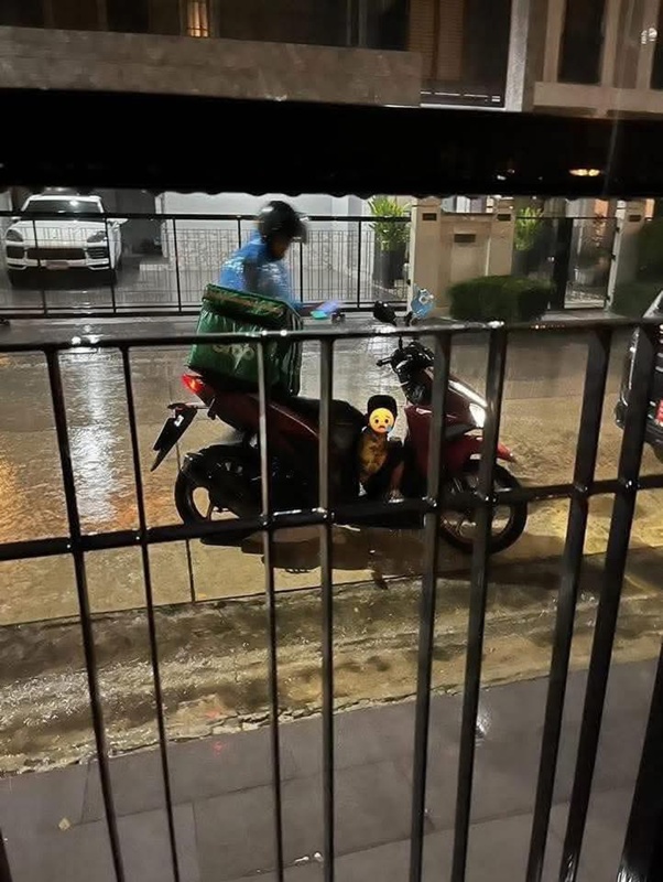 สาวหิวจะวีนไรเดอร์ เจอภาพจริงถึงกับน้ำตาซึมกลางสายฝน สาวหิวจะวีนไรเดอร์ เจอภาพจริงถึงกับน้ำตาซึมกลางสายฝน