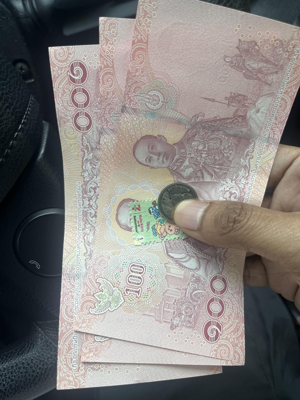 นักท่องเที่ยวจีน จ่ายค่าโดยสาร 302 บาท แต่ไม่มีเหรียญบาท นักท่องเที่ยวจีน จ่ายค่าโดยสาร 302 บาท แต่ไม่มีเหรียญบาท