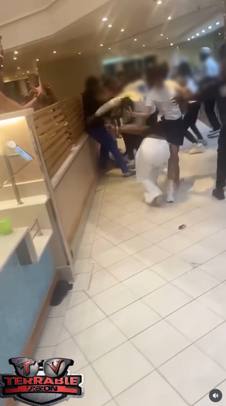 คนตะลุมบอน ตีกันกลางเรือสำราญ คนตะลุมบอน ตีกันกลางเรือสำราญ