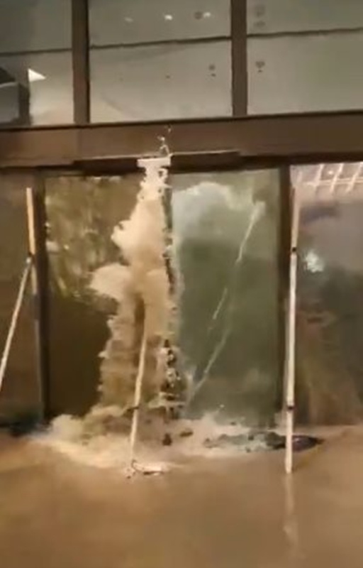 ระทึกหนัก ไต้ฝุ่นรากาซาถล่มฮ่องกง ระทึกหนัก ไต้ฝุ่นรากาซาถล่มฮ่องกง