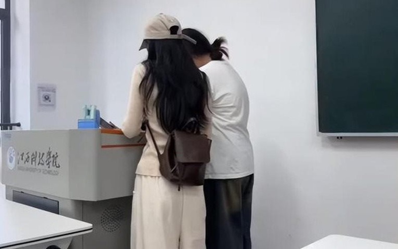 ดราม่าโซเชียล ไวรัลภาพถ่ายด้านหลัง 2 นักศึกษาสาวในห้องเรียน ดราม่าโซเชียล ไวรัลภาพถ่ายด้านหลัง 2 นักศึกษาสาวในห้องเรียน