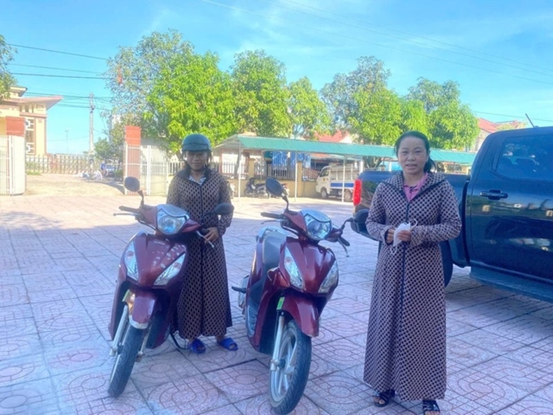 หญิงอายุเท่ากัน ใส่ชุด-ขี่รถเหมือนกัน หญิงอายุเท่ากัน ใส่ชุด-ขี่รถเหมือนกัน