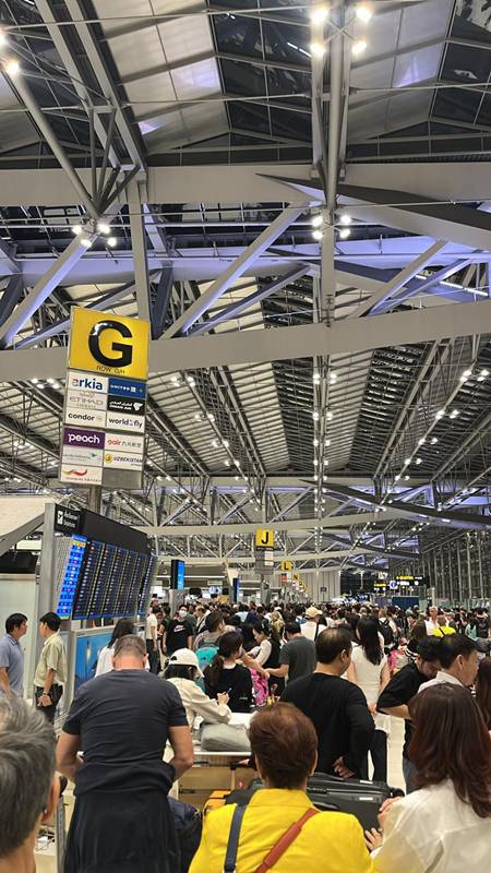 สนามบินสุวรรณภูมิ คนแน่นมากกว่าปกติ สนามบินสุวรรณภูมิ คนแน่นมากกว่าปกติ