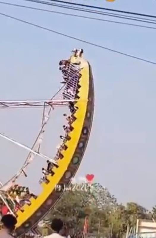 เครื่องเล่นไวกิ้งมังกรยักษ์พังถล่ม เครื่องเล่นไวกิ้งมังกรยักษ์พังถล่ม