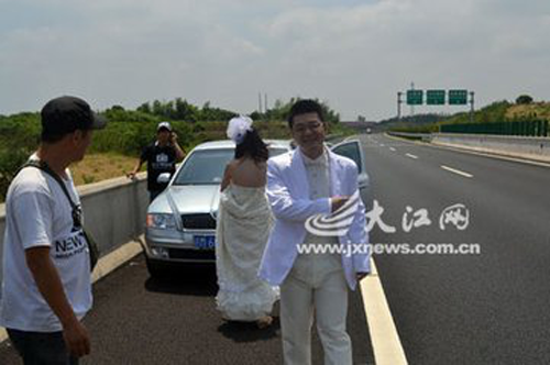 เจ้าบ่าวลืมเจ้าสาวบนทางด่วน เพราะรีบไปแต่งงาน เจ้าบ่าวลืมเจ้าสาวบนทางด่วน เพราะรีบไปแต่งงาน