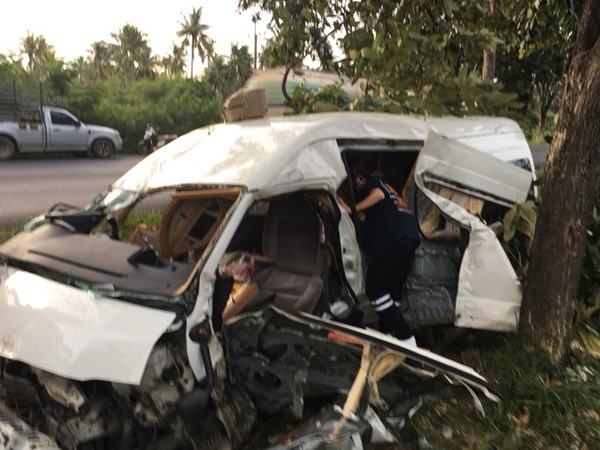 รถตู้ชนต้นไม้ รถตู้ชนต้นไม้