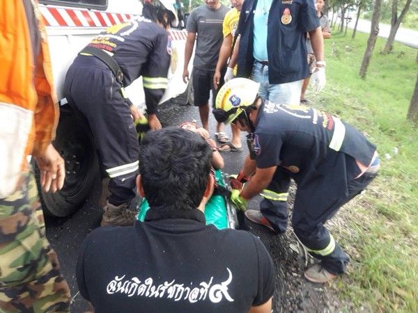 รถตู้ชนต้นไม้ รถตู้ชนต้นไม้