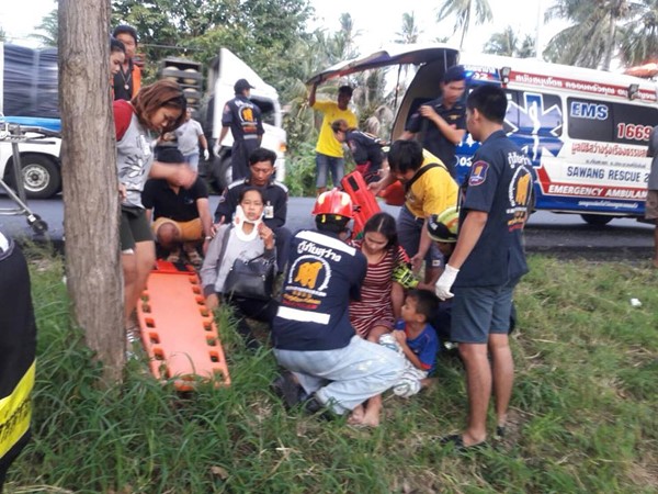 รถตู้ชนต้นไม้ รถตู้ชนต้นไม้