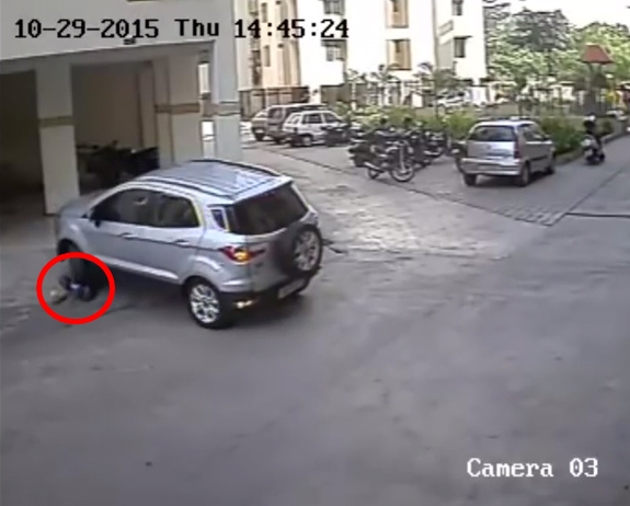 รถ SUV ถอยหลังทับร่างเด็ก รถ SUV ถอยหลังทับร่างเด็ก