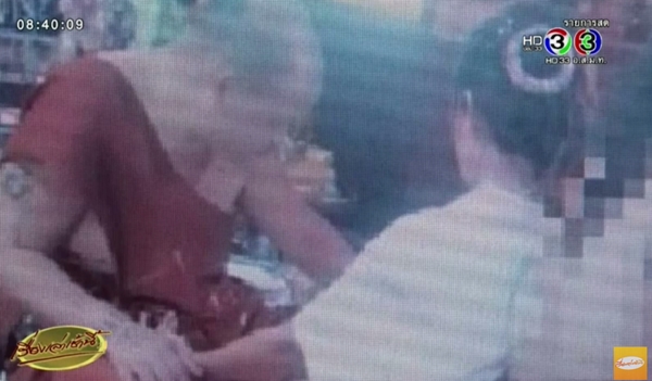 พระสงฆ์ดูดวงนักเรียนหญิง พระสงฆ์ดูดวงนักเรียนหญิง