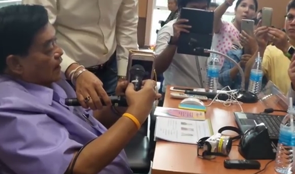 ดร.เทพพนม โชว์คุยโทรศัพท์กับมนุษย์ต่างดาว ดร.เทพพนม โชว์คุยโทรศัพท์กับมนุษย์ต่างดาว