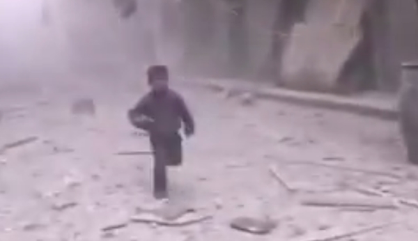 คลิป 2 เด็กซีเรียวิ่งร้องไห้หาแม่ คลิป 2 เด็กซีเรียวิ่งร้องไห้หาแม่