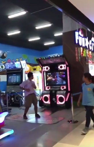 เด็กนักเรียนเล่นเกมเต้นมันส์สุดเหวี่ยง หยอด 20 เต้น 2,000 เด็กนักเรียนเล่นเกมเต้นมันส์สุดเหวี่ยง หยอด 20 เต้น 2,000