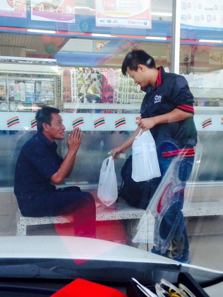 เปิดเรื่องดี ๆ เมื่อเจอคุณลุงในปั้ม กับคำว่า...ขอข้าวจานนึง เปิดเรื่องดี ๆ เมื่อเจอคุณลุงในปั้ม กับคำว่า...ขอข้าวจานนึง