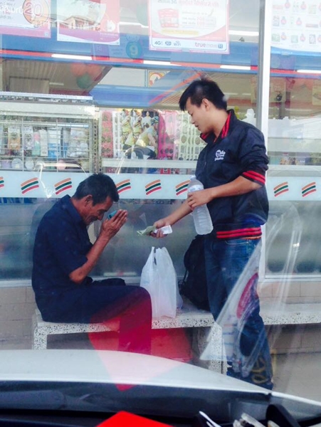 เปิดเรื่องดี ๆ เมื่อเจอคุณลุงในปั้ม กับคำว่า...ขอข้าวจานนึง เปิดเรื่องดี ๆ เมื่อเจอคุณลุงในปั้ม กับคำว่า...ขอข้าวจานนึง