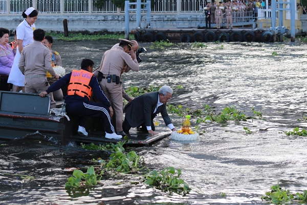 ลอยพระประทีป ลอยพระประทีป