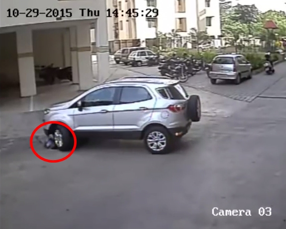 รถ SUV ถอยหลังทับร่างเด็ก รถ SUV ถอยหลังทับร่างเด็ก