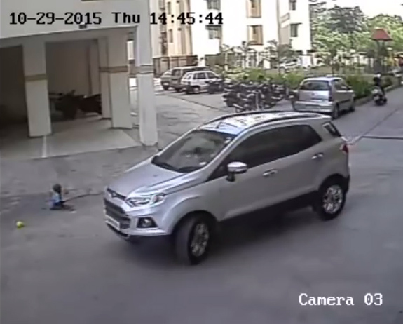 รถ SUV ถอยหลังทับร่างเด็ก รถ SUV ถอยหลังทับร่างเด็ก
