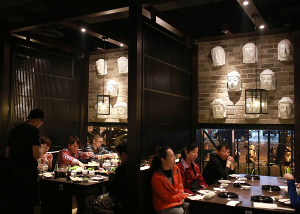 ชาวพุทธร้อง ! ร้านสุกี้ไต้หวันใช้เศียรพระตกแต่งร้าน กว่า 200 เศียร ชาวพุทธร้อง ! ร้านสุกี้ไต้หวันใช้เศียรพระตกแต่งร้าน กว่า 200 เศียร