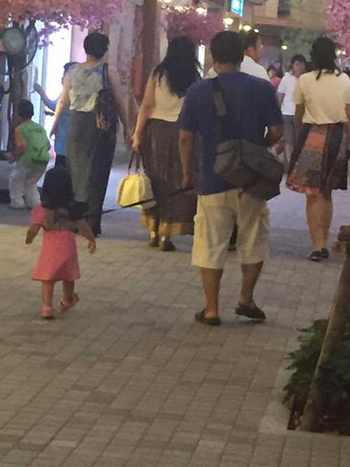 ชาวเน็ตถกกันแซ่ด ปมภาพชายใช้สายจูงเด็กเดินบนทางเท้า ชาวเน็ตถกกันแซ่ด ปมภาพชายใช้สายจูงเด็กเดินบนทางเท้า