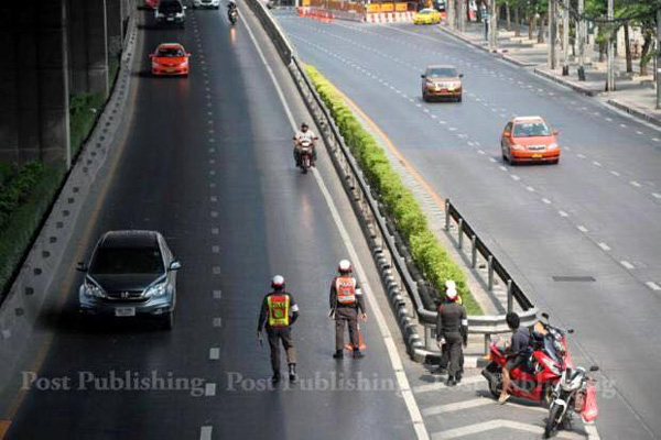 ชาวเน็ตถามตำรวจตั้งด่านจับ 2 ล้อ ทางลงสะพานข้ามแยก เพราะห่วงใช่ไหม ชาวเน็ตถามตำรวจตั้งด่านจับ 2 ล้อ ทางลงสะพานข้ามแยก เพราะห่วงใช่ไหม