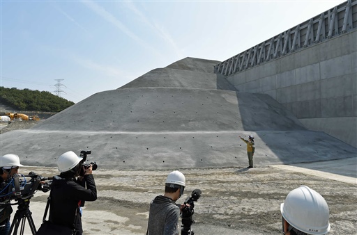 ญี่ปุ่นสร้างกำแพงกั้นสึนามิสูง 22 เมตรปกป้องโรงไฟฟ้านิวเคลียร์ กันซ้ำรอยฟุกุชิมะ ญี่ปุ่นสร้างกำแพงกั้นสึนามิสูง 22 เมตรปกป้องโรงไฟฟ้านิวเคลียร์ กันซ้ำรอยฟุกุชิมะ