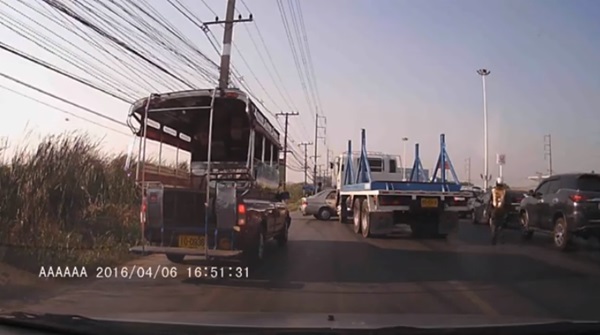 สิบล้อเบียดเก๋ง สิบล้อเบียดเก๋ง