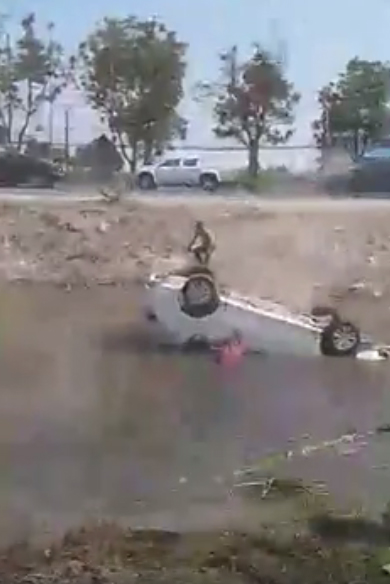 คลิปชาวบ้านร่วมใจช่วยผู้ประสบเหตุรถคว่ำ คลิปชาวบ้านร่วมใจช่วยผู้ประสบเหตุรถคว่ำ