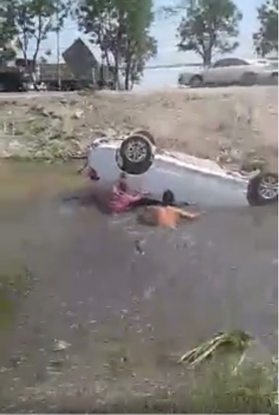 คลิปชาวบ้านร่วมใจช่วยผู้ประสบเหตุรถคว่ำ คลิปชาวบ้านร่วมใจช่วยผู้ประสบเหตุรถคว่ำ