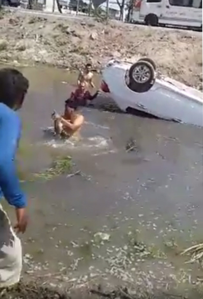 คลิปชาวบ้านร่วมใจช่วยผู้ประสบเหตุรถคว่ำ คลิปชาวบ้านร่วมใจช่วยผู้ประสบเหตุรถคว่ำ