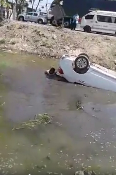 คลิปชาวบ้านร่วมใจช่วยผู้ประสบเหตุรถคว่ำ คลิปชาวบ้านร่วมใจช่วยผู้ประสบเหตุรถคว่ำ