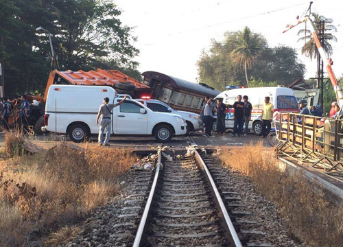 รถขยะฝ่าไม้กั้นชนรถไฟที่สุราษฎร์ โบกี้ตกรา รถขยะฝ่าไม้กั้นชนรถไฟที่สุราษฎร์ โบกี้ตกรา
