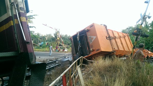 รถขยะฝ่าไม้กั้นชนรถไฟที่สุราษฎร์ โบกี้ตกรา รถขยะฝ่าไม้กั้นชนรถไฟที่สุราษฎร์ โบกี้ตกรา