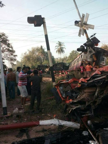 รถขยะฝ่าไม้กั้นชนรถไฟที่สุราษฎร์ โบกี้ตกรา รถขยะฝ่าไม้กั้นชนรถไฟที่สุราษฎร์ โบกี้ตกรา