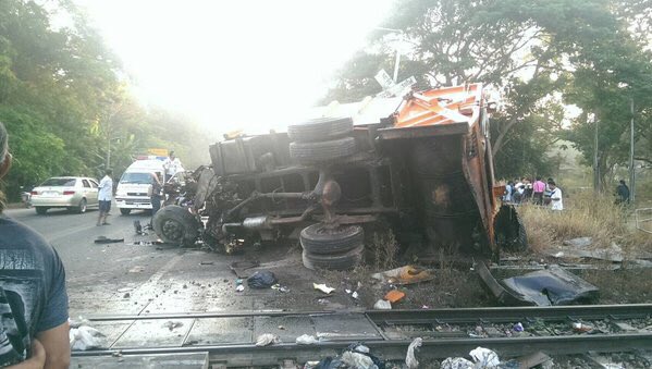 รถขยะฝ่าไม้กั้นชนรถไฟที่สุราษฎร์ โบกี้ตกรา รถขยะฝ่าไม้กั้นชนรถไฟที่สุราษฎร์ โบกี้ตกรา